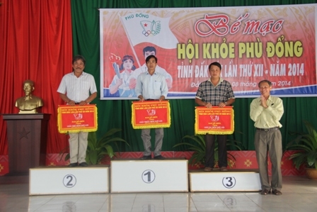 Phó Giám đốc Sở Văn hóa -Thể thao & Du lịch trao giải cho các đơn vị đoạt giải bộ môn bơi lội khối  THPT)