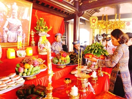 Đại diện lãnh đạo tỉnh dâng lễ vật lên ban thờ Vua Hùng