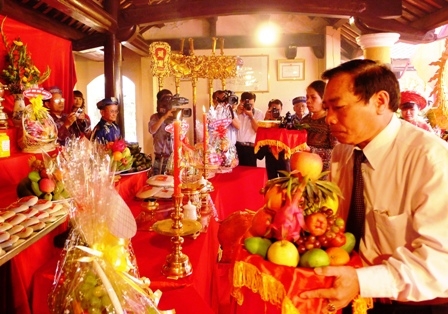 Phó Bí thư Thành ủy, Chủ tịch UBND TP. Buôn Ma Thuột Nguyễn Anh Dũng dâng lễ vật lên bàn thờ Vua Hùng
