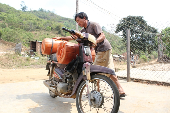 Bà con tại xã Khuê Ngọc Điền, huyện Krông Bông phải đi xin  từng thùng nước về để phục vụ sinh hoạt hằng ngày.