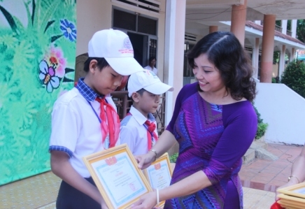 Ban Tổ chức trao giải học sinh đoạt thành tích xuất sắc