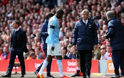 Man City còn phải chịu thiệt thòi khi tiền vệ chủ chốt Yaya Toure dính chấn thương phải tập tễnh rời sân