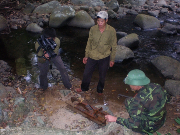 Đoàn khảo sát của Cơ quan Quân sự huyện Krông Năng đã tìm thấy những thanh sắt dùng để lắp đặt trạm truyền tin tại khu căn cứ kháng chiến Dliê Ya - Cư Jú.                                                    (Ảnh do Đài TH-PT huyện Krông Năng cung cấp)
