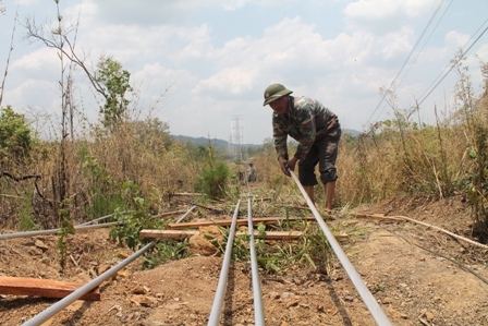 Do địa hình phức tạp và công việc nặng nhọc phải thuê thêm người dân địa phương hỗ trợ