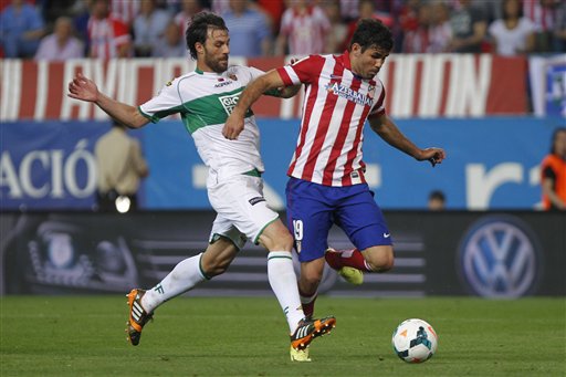 Atletico (áo đỏ) gặp khá nhiều khó khăn do sự kháng cự của Elche