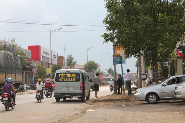 Xe Việt Thanh đón khách trái quy định tại trạm xe buýt  (km52, huyện Ea Kar) (Ảnh chụp lúc 15 giờ 37, ngày 8-4-2014).