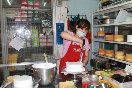 Tại nhiều cơ sở kinh doanh thực phẩm trên địa bàn thành phố, nhân viên vẫn sử dụng tay trần khi chế biến thực phẩm. 