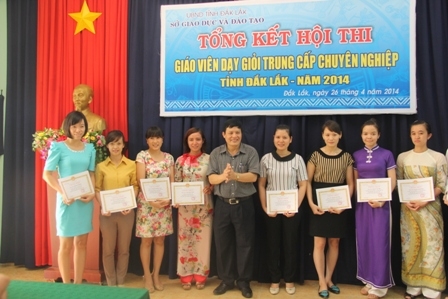 Các thầy, cô giáo nhận Giấy chứng nhận Giáo viên dạy giỏi năm 2014