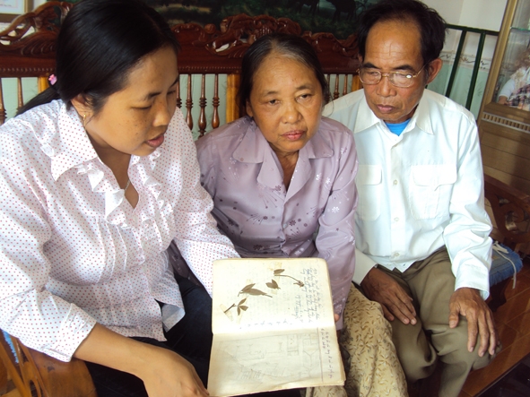 Bố, mẹ và em gái Liệt sĩ Vũ Quang Chương ôn lại những kỷ niệm về Liệt sĩ qua những lá thư..