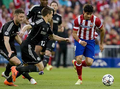 Kết quả hòa 0-0 ở lượt đi khiến cơ hội bỏ ngỏ cho cả Chelsea (áo đen) và Atletico (áo sọc đỏ trắng)