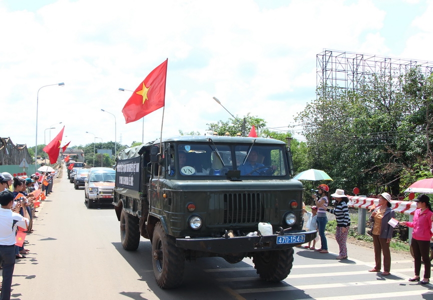 Ngay khi đoàn xe đưa các liệt sỹ đến ranh giới tỉnh Dak Lak, đông đảo nhân dân và cán bộ xã Hòa Phú, TP. Buôn Ma Thuột đã đón đoàn