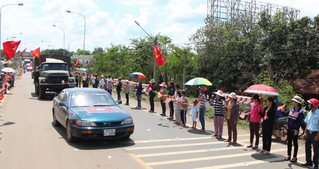 Cùng tham gia tiễn các anh về, có đại diện tỉnh Mundukiri