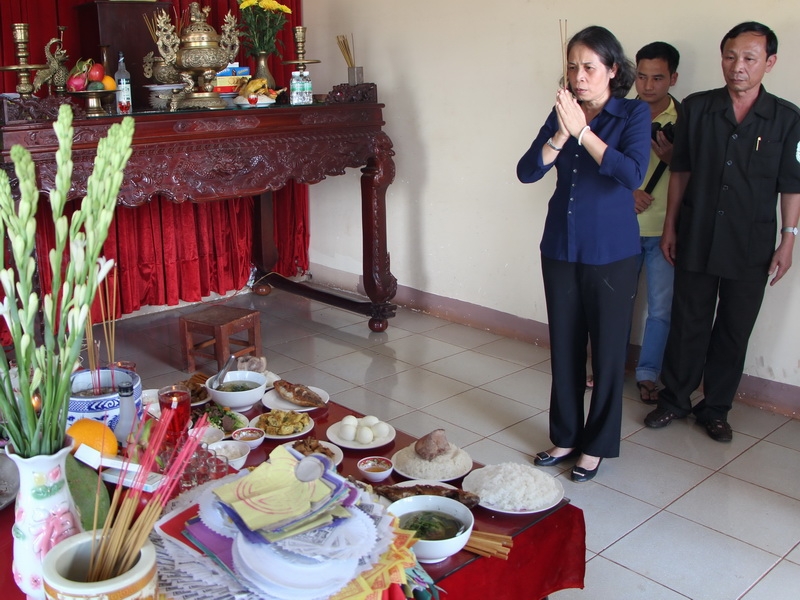 Phó Chủ tịch UBND tỉnh Dak Lak Mai Hoan Niê Kdăm thắp nén nhang theo nghi lễ truyền thống