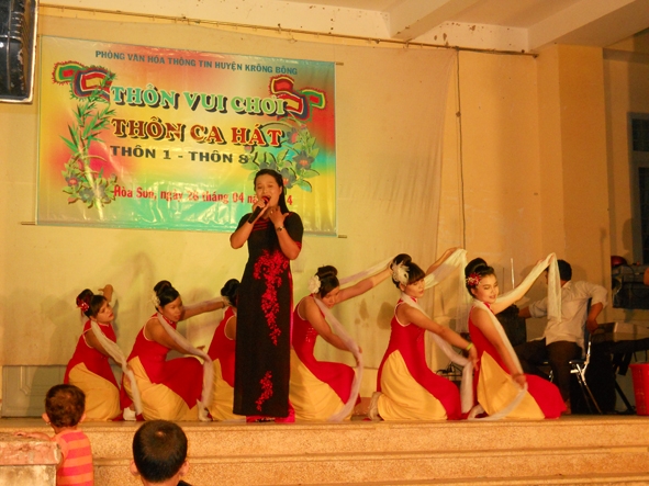 Tiết mục hát đơn ca đoạt giải Nhất trong chương trình “Thôn vui chơi, thôn ca hát” tại xã Hòa Sơn (huyện Krông Bông).  Ảnh: Châu Phan