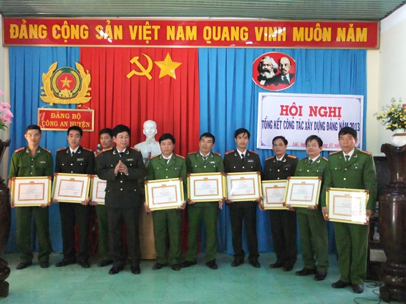 Lãnh đạo Đảng ủy Công an huyện Lak tặng giấy khen cho các đảng viên xuất sắc.