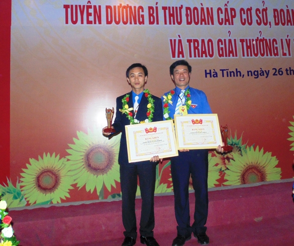 Bí thư Đoàn xã Vụ Bổn Lê Ngọc Tú (bên phải) nhận Giải thưởng Lý Tự Trọng.