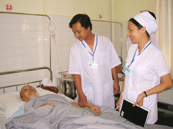 Thái độ ân cần của các y bác sĩ đã khiến nhiều người bệnh hài lòng khi đến điều trị tại cơ sở y tế.