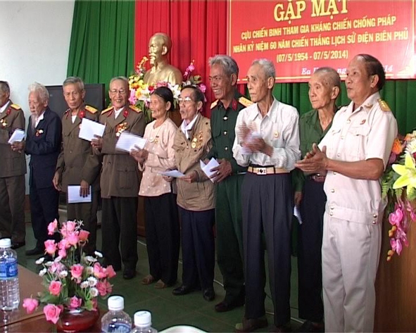 Lãnh đạo huyện Ea H’leo tặng quà các cựu chiến binh nhân kỷ niệm 60 năm  chiến thắng Điện Biên Phủ.