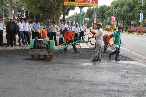 Thử nghiệm vật liệu Carboncor Asphalt trên đường Lý Nam Đế,  TP. Buôn Ma Thuột. 