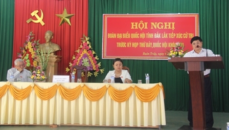 Đại biểu Phạm Minh Tấn ghi nhận các ý kiến, kiến nghị của cử tri