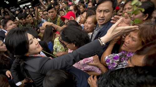 Bất chấp phán quyết bất lợi của Tòa án, bà Yingluck vẫn vui vẻ nhận hoa từ những người ủng hộ bà