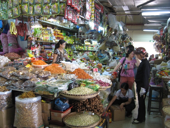 Nhiều loại thực phẩm khô, lạp xưởng không bao bì, nhãn mác được bày bán tại các chợ.                                                                                                                      Ảnh: P.V