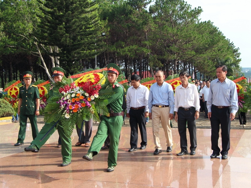 Đoàn đại biểu đại điện cho BCH Đảng bộ tỉnh Dak Lak và các Ban xây dựng Đảng của Tỉnh ủy