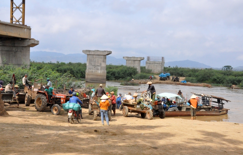 Chuyến phà nhỏ vốn là phương tiện chuyên chở người và xe máy qua lại