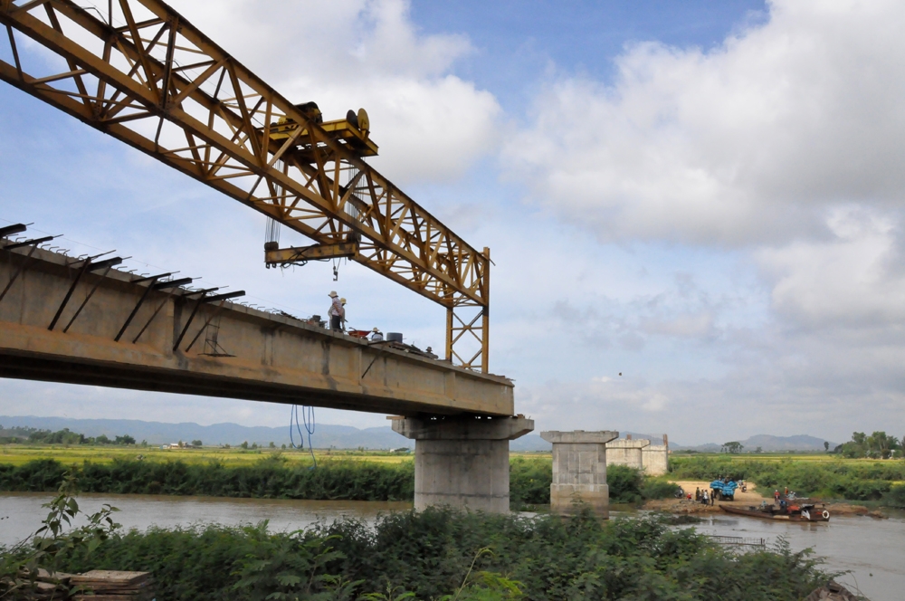 Mọi khó khăn sẽ vơi đi rất nhiều nếu cây cầu Buôn Trấp - vốn đã được xây dựng trong 9 năm - hoàn thành