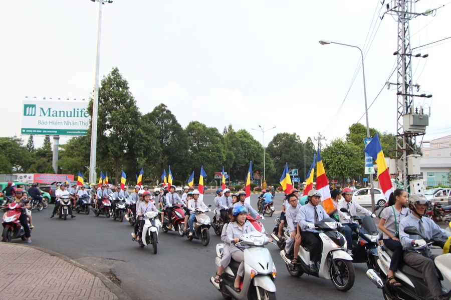 Diễu hành cùng các xe hoa là hàng nghìn phật tử và người dân