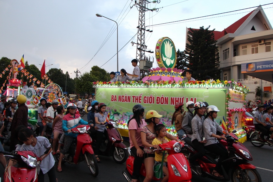 Đoàn xe diễu hành qua các tuyến đường: Phan Bội Châu