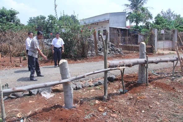 Học tập  và  làm theo Bác,  nhân dân phường  Ea Tam  (TP. Buôn Ma Thuột)  đã tự nguyện hiến đất,  đóng góp tiền,  ngày công làm đường giao thông.