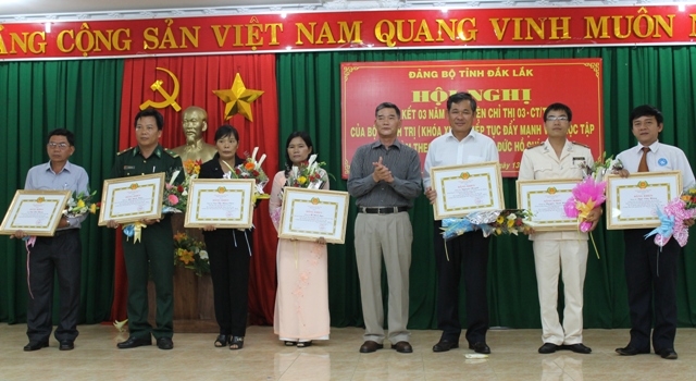 Các cá nhân có thành tích xuất sắc trong học tập và làm theo tấm gương đạo đức Hồ Chí Minh được tặng Bằng khen của Ban Thường vụ Tỉnh ủy.