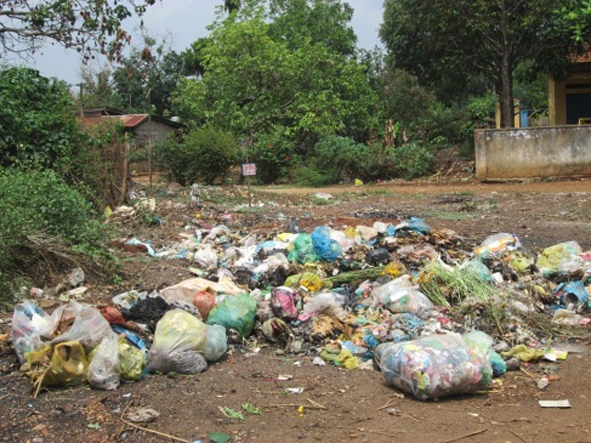 Bãi rác tại khu vực chợ thôn 6, xã Hòa Khánh.