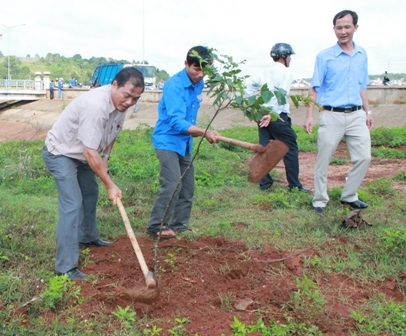 Đồng chí Đoàn Tử Minh, Phó Chủ tịch UBND huyện tham gia trồng cây xanh xung quanh bờ hồ