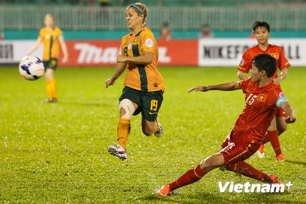 Ngọc Anh (đeo băng đội trưởng sau khi Lê Thị Thương rời sân) đã chỉ đạo tuyển nữ Việt Nam chơi rất hay