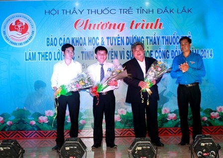 Phó Bí thư Tỉnh đoàn, Chủ tịch Hội LHTNVN tỉnh Y Nhuần Byă tặng hoa các bác sĩ có đề tài nghiên cứu khoa học báo cáo tại Chương trình. 