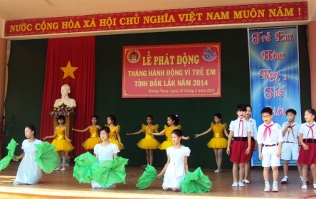 Văn nghệ chào mừng Lễ phát động.