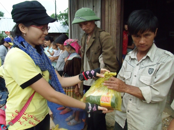 Tuổi trẻ huyện Krông Ana tặng quà các hộ nghèo buôn kết nghĩa.
