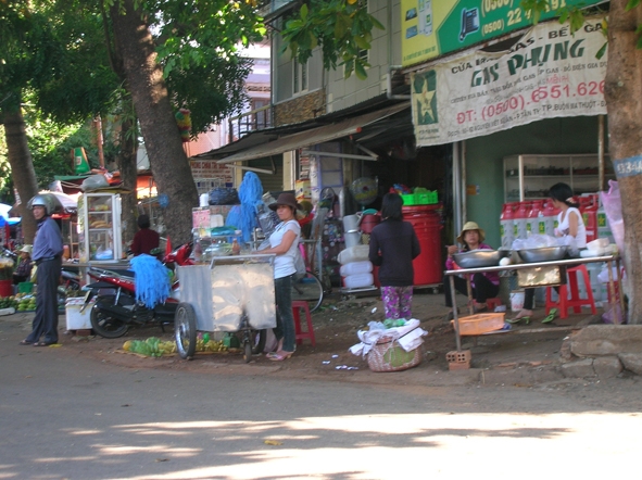 Những hàng ăn “di động” như thế này xuất hiện khá phổ biến trên các tuyến đường ở TP. Buôn Ma Thuột. (Ảnh chụp tại đường Nguyễn Viết Xuân, phường Tân Thành, TP. Buôn Ma Thuột).