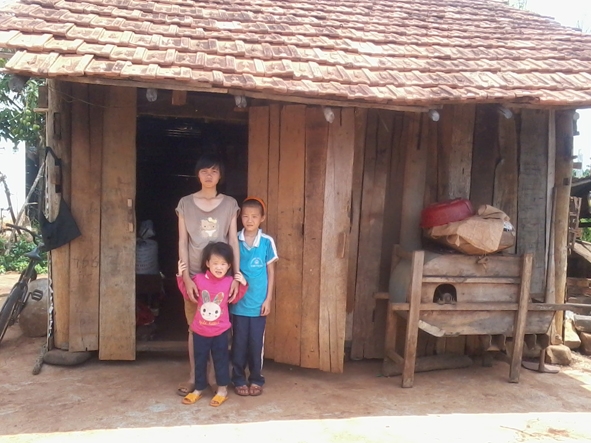 Ba chị em Lan, Luyên, Châu trong căn nhà gỗ ọp ẹp.