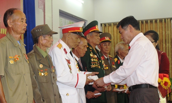 Phó Bí thư Thường trực Tỉnh ủy Cao Đức Khiêm tặng quà những người lính từng tham gia  chiến dịch Điện Biên Phủ.