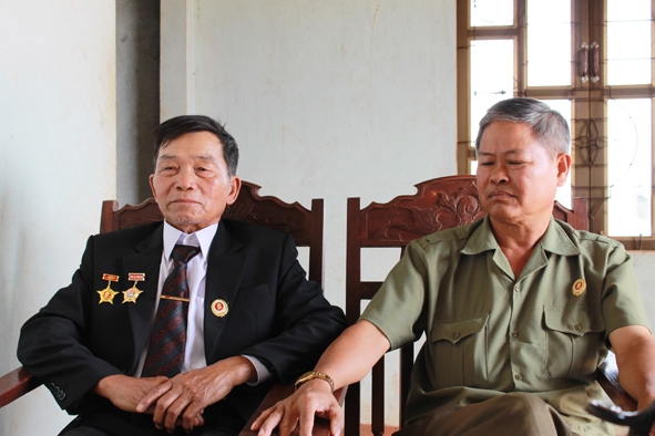Đại diện Hội Cựu chiến binh  xã  Ea Tân đến thăm ông Nguyễn Đình Thi  (bên trái).