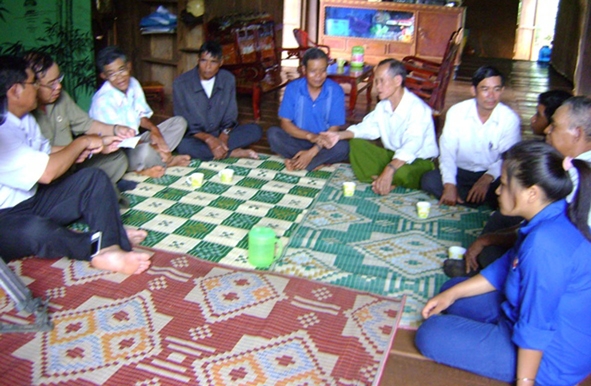 Các cơ quan, đoàn thể huyện Krông Năng về buôn Wiao  (thị trấn Krông Năng) trao đổi, động viên người dân quyết tâm xây dựng  Huyện điểm văn hóa.