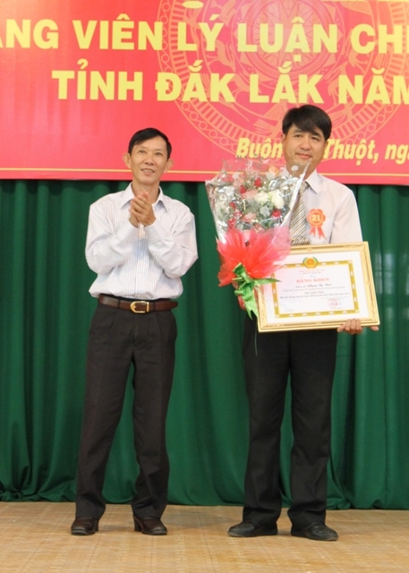 Lãnh đạo Ban Tuyên giáo Tỉnh ủy trao Bằng khen tặng thí sinh doạt giải Nhất tại hội thi.