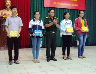 Phó Chính ủy Bộ Chỉ huy Quân sự tỉnh, Đại tá Nguyễn Thanh Bình tặng quà cho các cháu học sinh giỏi cấp tỉnh, huyện, thị xã, thành phố.