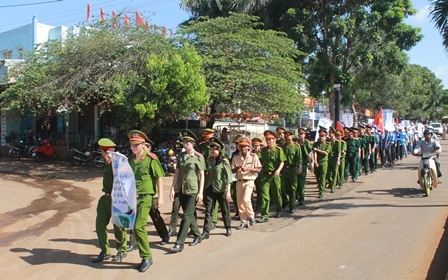 Diễu hành tuyên truyền, vận động nhân dân tham gia bảo vệ môi trường.