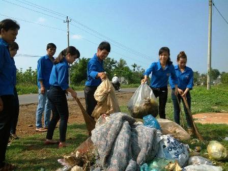 Đoàn viên thanh niên xã Quảng Tiến gom rác thải tiêu hủy