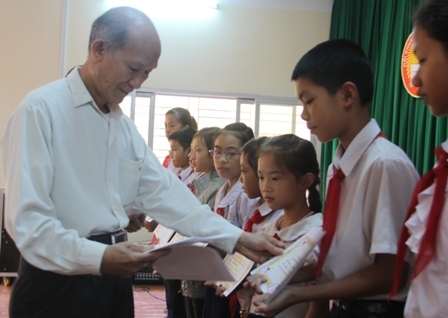 Chủ tịch Hội Khuyến học tỉnh Hà Ngọc Đào trao thưởng cho học sinh 