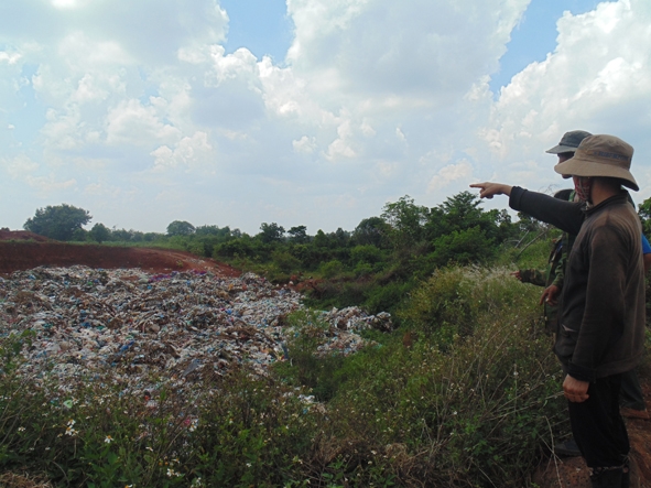 Người dân quanh khu vực bãi rác tập trung (mới)  của thị xã Buôn Hồ bức xúc  vì rác không được  chôn lấp gây mùi hôi thối nồng nặc.